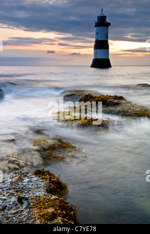 L'aube à Penmon Point phare, Penmon, Isle of Anglesey, au nord du Pays de Galles, Royaume-Uni Banque D'Images