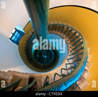 L'escalier en spirale, phare de South Stack, Holy Island, Anglesey, au nord du Pays de Galles, Royaume-Uni Banque D'Images