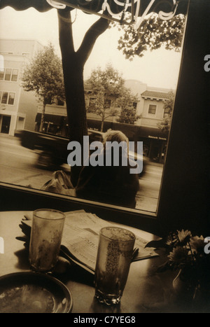 Woman waiting café à l'extérieur dans l'environnement urbain Banque D'Images