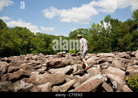 Homme debout dans la zone de rochers au Roches Sonnerie State Park en Pennsylvanie Banque D'Images