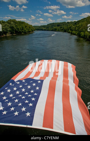 Grand drapeau américain suspendu à un pont pour piétons au-dessus de la rivière Delaware dans Comté de Bucks, Pennsylvanie Banque D'Images