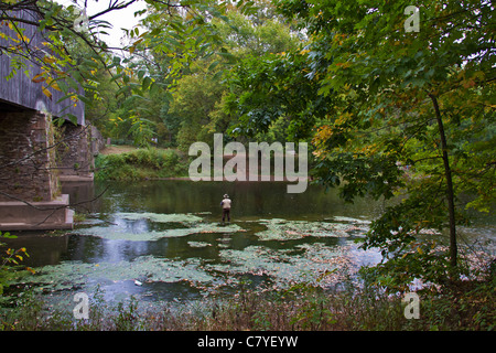 Pêche à l'homme dans une crique à Tyler State Park en Pennsylvanie Banque D'Images