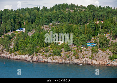 Cabines d'été le long de la côte norvégienne sur l'Oslofjord Banque D'Images