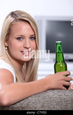 Adolescent avec bouteille de bière Banque D'Images