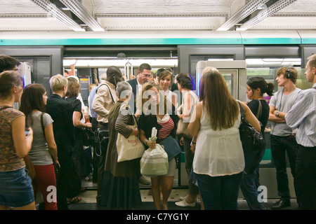 Les gens entassés dans la station de métro Hôtel de Ville à l'heure de pointe - Paris, France Banque D'Images
