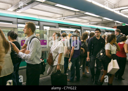 Les gens entassés dans la station de métro Hôtel de Ville à l'heure de pointe - Paris, France Banque D'Images