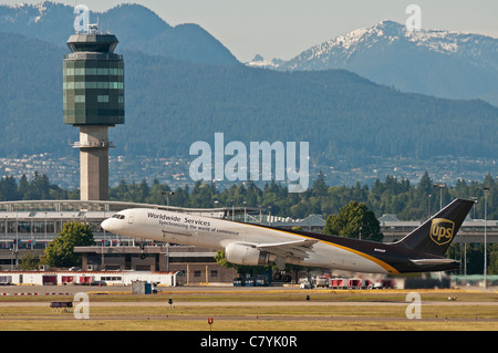 Un UPS (United Parcel Service) 757 (Boeing 757-24CSA) forfait avion cargo décolle de l'Aéroport International de Vancouver. Banque D'Images