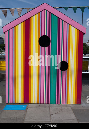 Cabines de plage en bois sur la rive sud de la Tamise, une partie de l'été dans le domaine des attractions Banque D'Images