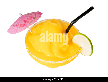 Frozen daiquiri mangue margarita avec de la chaux et paille noir parapluie rose isolé sur fond blanc Banque D'Images