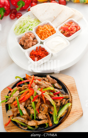 Fajita sizzling original tabagisme chaud servi sur plaque de fer et des légumes frais sur background, plus délicieuse cuisine PORTFOLIO Banque D'Images