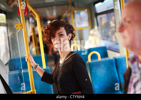 Les femmes sur un tram à Francfort en Allemagne. Banque D'Images