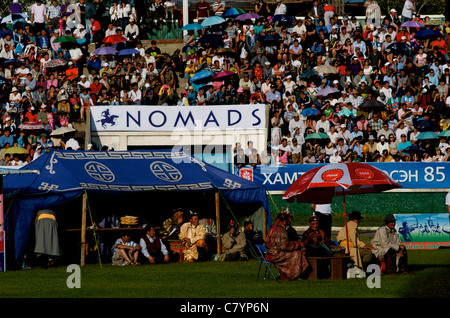 Tente des juges, panneau « nomades » et foule, festival Naadam, stade national, Oulan-Bator, Mongolie. Banque D'Images