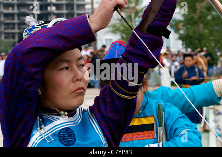 Femme archer vise, Lantern Festival, Ulaanbaatar, Mongolie. crédit : Kraig Lieb Banque D'Images