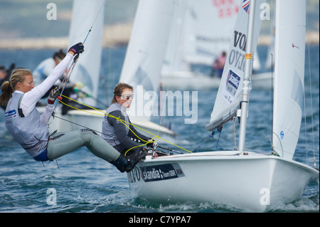 Hannah Mills et Saskia Clark (GBR), 470, les deux personne canot, Épreuve de voile, Weymouth, Angleterre Banque D'Images