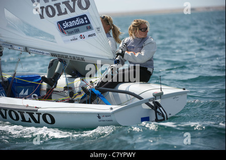 Hannah Mills et Saskia Clark (GBR), 470, les deux personne canot, Épreuve de voile, Weymouth, Angleterre Banque D'Images