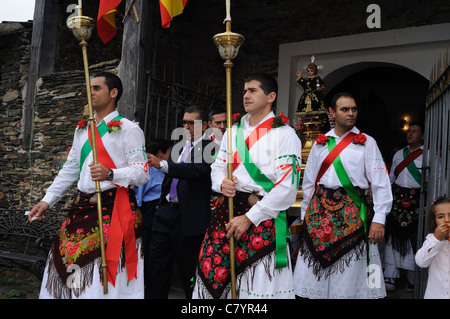 Procession ' Fiesta del Santo Niño de MAJAELRAYO '. Province de Guadalajara .ESPAGNE Banque D'Images