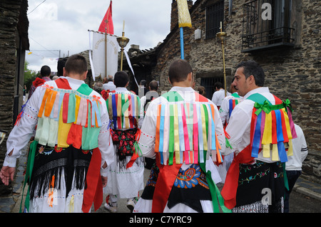 Procession ' Fiesta del Santo Niño de MAJAELRAYO '. Province de Guadalajara .ESPAGNE Banque D'Images