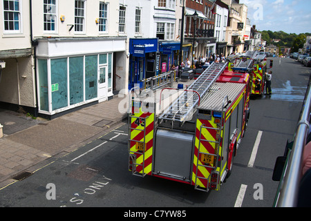 Deux camions de pompiers présents à incident en Lymington. Prises de bus à toit ouvert. Banque D'Images