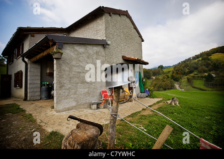 Dans les pâturages, les laitiers Locatelli vallée Taleggio, Lombardie, Italie Banque D'Images