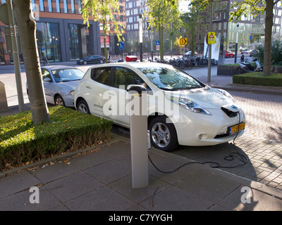 La Nissan LEAF voiture électrique branché et d'être facturé à Amsterdam, Pays-Bas Banque D'Images