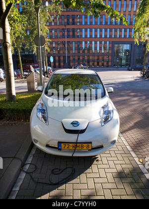 La Nissan LEAF voiture électrique branché et d'être facturé à Amsterdam, Pays-Bas Banque D'Images