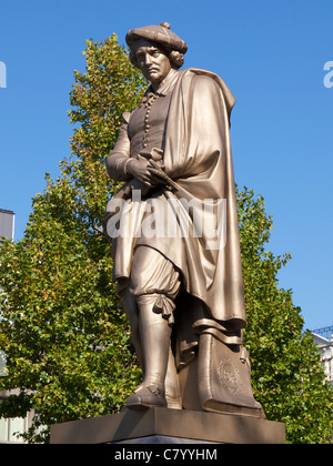 Statue du célèbre peintre Rembrandt van Rijn sur la place Rembrandt à Amsterdam aux Pays-Bas Banque D'Images