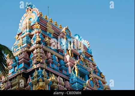 L'architecture de temple indien gopuram à l'Ashram de Sri Sathya Sai Baba. Puttaparthi, Andhra Pradesh, Inde Banque D'Images