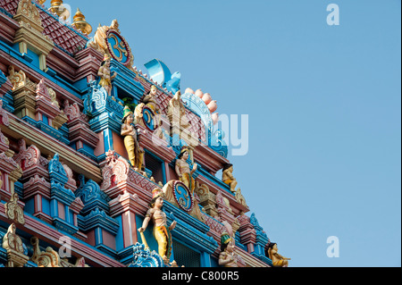 L'architecture de temple indien gopuram à l'Ashram de Sri Sathya Sai Baba. Puttaparthi, Andhra Pradesh, Inde Banque D'Images