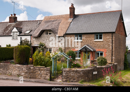 Toit de chaume et sol carrelé, Wanborough, Swindon, Wiltshire, Royaume-Uni Banque D'Images