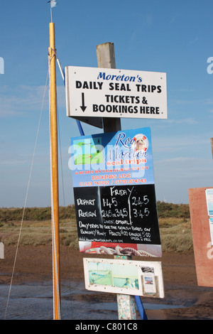 La publicité des signes de Blakeney Quay adpic joint Norfolk UK Banque D'Images