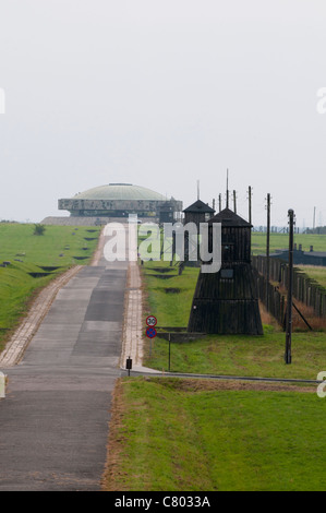 Au camp de la mort de Majdanek mausolée contenant les cendres des victimes qui ont été incinéré il y Banque D'Images