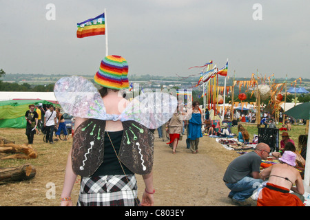 Robe de soirée au festival de Glastonbury 2003 digne, ferme, Somerset, Angleterre, Royaume-Uni. Banque D'Images