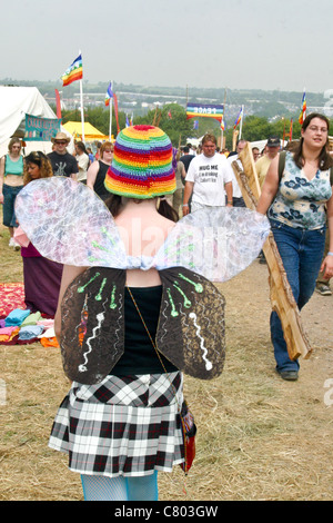 Robe de soirée au festival de Glastonbury 2003 digne, ferme, Somerset, Angleterre, Royaume-Uni. Banque D'Images