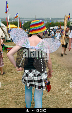 Robe de soirée au festival de Glastonbury 2003 digne, ferme, Somerset, Angleterre, Royaume-Uni. Banque D'Images