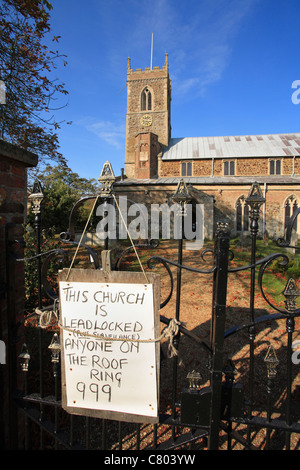 'Avertissement signe cette église est verrouillé de plomb. N'importe qui sur le toit 999 appel". à Saint Pierre et Saint Paul à l'église paroissiale de Watlington. Banque D'Images