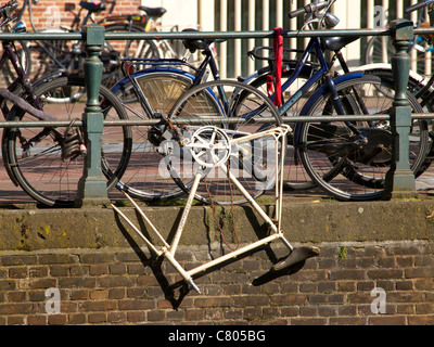 Location épave toujours enchaîné à une balustrade du canal à Amsterdam, Pays-Bas Banque D'Images