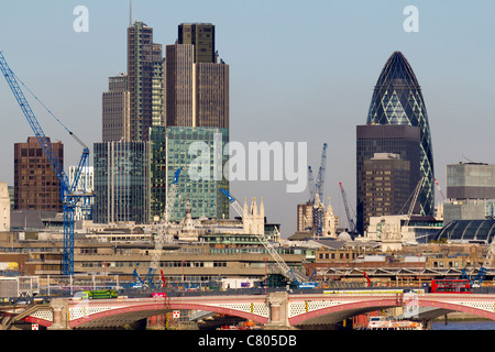 Iconic London Skyline vue de Waterloo Bridge 4, fin d'automne Banque D'Images
