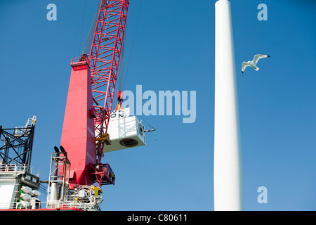 La Krakken, une barge à l'aide d'un cric, c'est construire les éoliennes du parc éolien offshore Walney ascenseurs une nacelle en place Banque D'Images