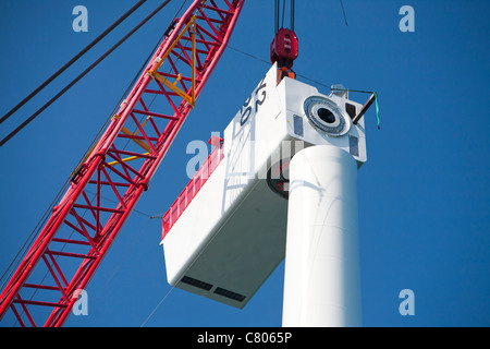 La Krakken, une barge à l'aide d'un cric, c'est construire les éoliennes du parc éolien offshore Walney ascenseurs une nacelle en place Banque D'Images