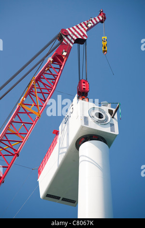 La Krakken, une barge à l'aide d'un cric, c'est construire les éoliennes du parc éolien offshore Walney ascenseurs une nacelle en place Banque D'Images