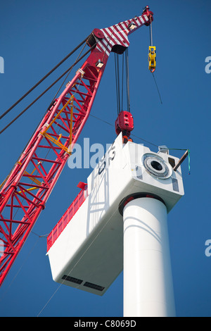 La Krakken, une barge à l'aide d'un cric, c'est construire les éoliennes du parc éolien offshore Walney ascenseurs une nacelle en place Banque D'Images