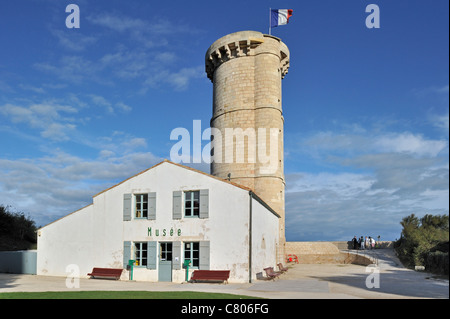 La vieille tour Phare des Baleines et un musée sur l'île Ile de Ré, Charente-Maritime, France Banque D'Images