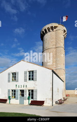 La vieille tour Phare des Baleines et un musée sur l'île Ile de Ré, Charente-Maritime, France Banque D'Images