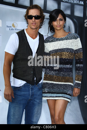 MATTHEW MCCONAUGHEY ET CAMILA ALVES CIRQUE DU SOLEIL IRIS. Première mondiale HOLLYWOOD LOS ANGELES CALIFORNIA USA 25 Septembre 2 Banque D'Images