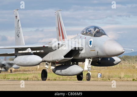 Un F-15D Baz de l'Armée de l'air circuler à Decimomannu Air Base, Sardaigne, Italie, durant l'exercice 2010 Vega. Banque D'Images