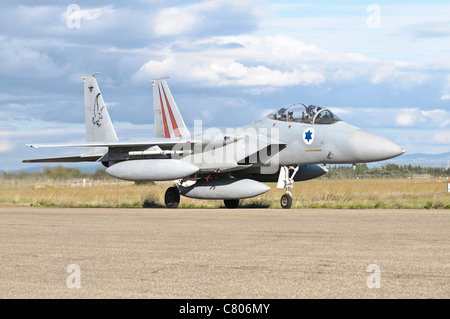 Un F-15D Baz de l'Armée de l'air circuler à Decimomannu Air Base, Sardaigne, Italie, durant l'exercice 2010 Vega. Banque D'Images