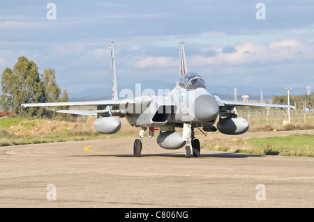 Un F-15D Baz de l'Armée de l'air circuler à Decimomannu Air Base, Sardaigne, Italie, durant l'exercice 2010 Vega. Banque D'Images