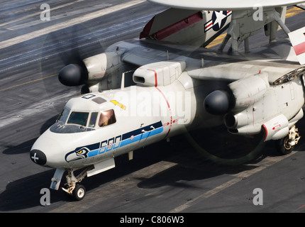 Un E-2C Hawkeye est prêt à bord de l'USS Harry S. Truman Banque D'Images