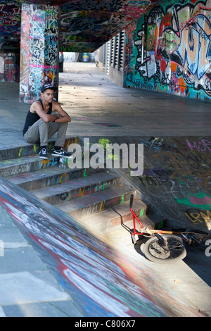 Grafitti-terrain sur la rive sud, Londres - cycliste au repos 2 Banque D'Images