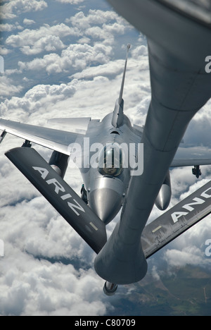 Un F-16 de la Garde nationale aérienne du Colorado ravitaille à partir d'un KC-135 de l'US Air Force Stratotanker sur le Brésil lors de l'exercice CRUZEX V. Banque D'Images